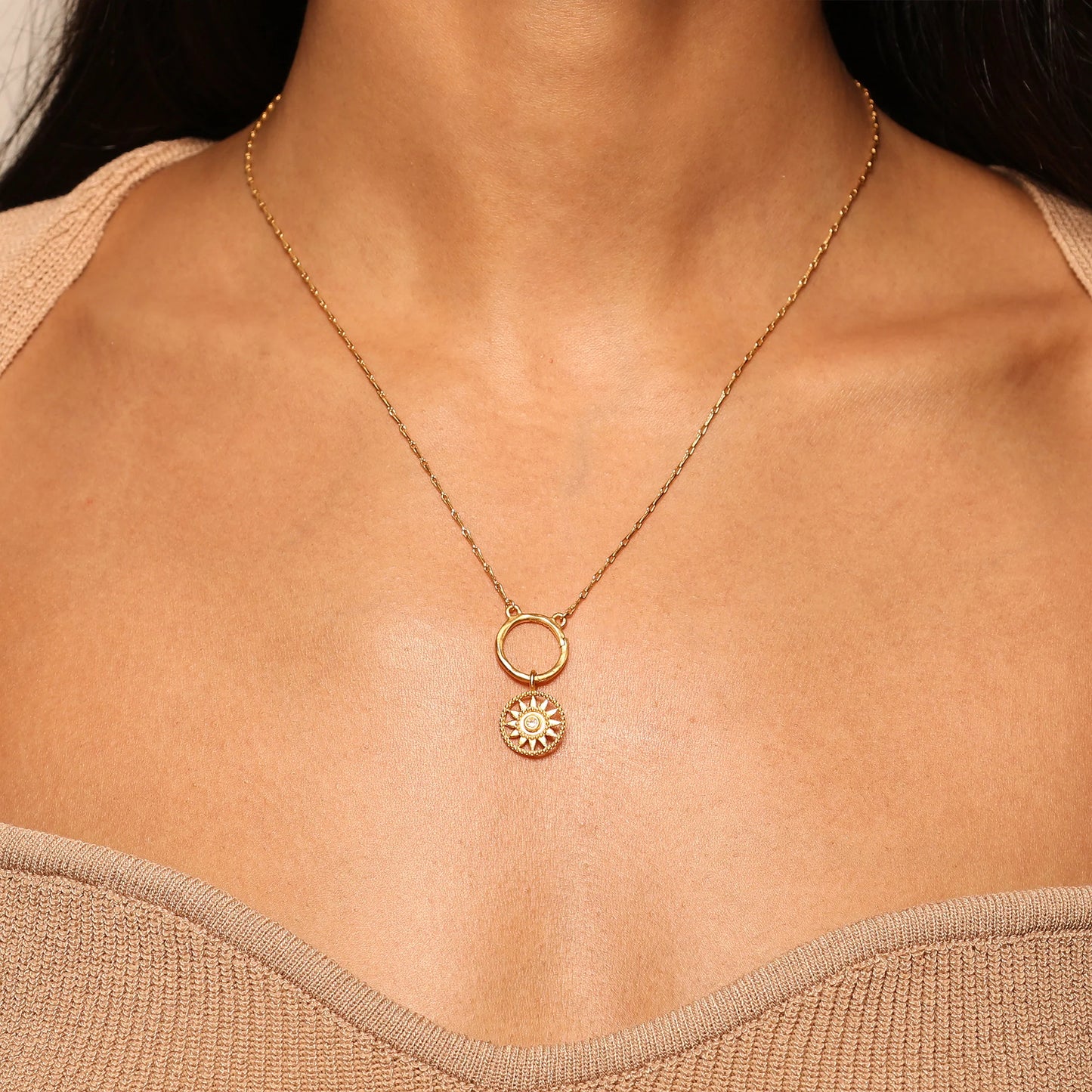 Charm Sol Brillante Sagrado con Topacio Blanco