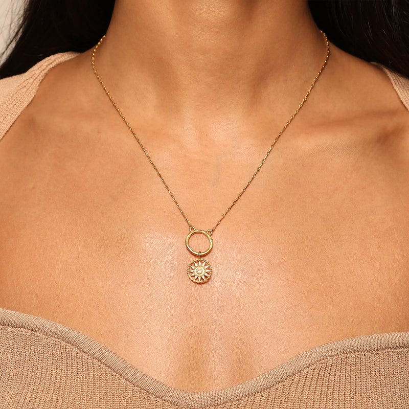 Charm Sol Brillante Sagrado con Topacio Blanco