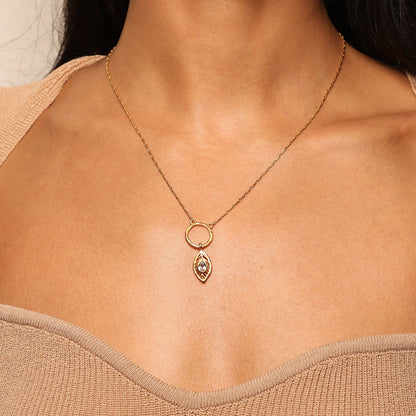 Charm Pluma Sagrada con Topacio Blanco