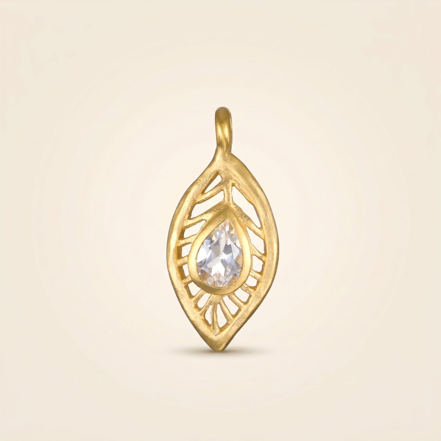 Charm Pluma Sagrada con Topacio Blanco